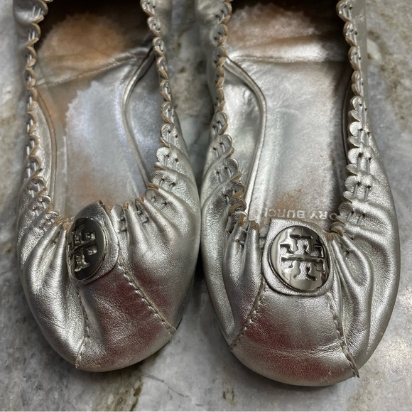 Tory Burch Silver Reva Tassel Ballet Flats Women’s - Picture 6 of 9
